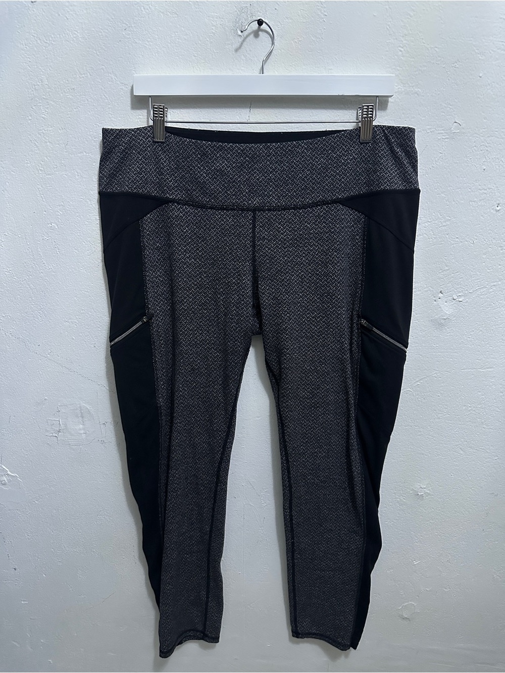 Athleta Women’s Textured Black Gray Performance Leggings XL